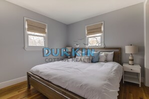 Free WiFi - 1.5 miles to Scarborough State Beach. Walking distance to Black Point Nature Preserve (Narragansett)