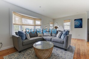 Living area - 1.5 miles to Scarborough State Beach. Walking distance to Black Point Nature Preserve (Narragansett)