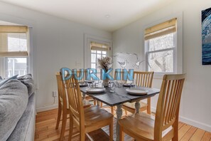 Dining - 1.5 miles to Scarborough State Beach. Walking distance to Black Point Nature Preserve (Narragansett)