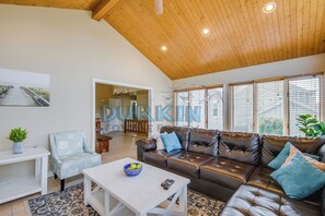 TV - Large Contemporary Home, Walk to Beach Central Air Conditioning, Spacious Deck (Narragansett)