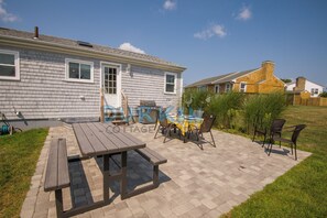 Outdoor dining - Large Contemporary Home, Walk to Beach Central Air Conditioning, Spacious Deck (Narragansett)