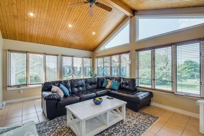 TV - Large Contemporary Home, Walk to Beach Central Air Conditioning, Spacious Deck (Narragansett)