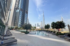 Outdoor pool - PVH - 2BR - Vida Residence Dubai Mall (Dubai)