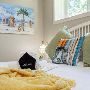 6 Schlafzimmer, Schreibtisch, Bügeleisen/Bügelbrett, Reisekinderbett