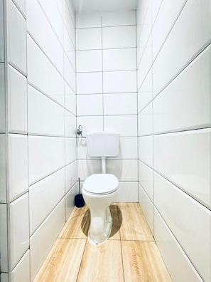 Eenvoudig appartement | Badkamer | Een douche, gratis toiletartikelen, een haardroger, handdoeken