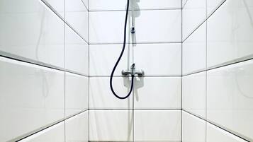 Basic Apartment | Bathroom | Shower, free toiletries, hair dryer, towels