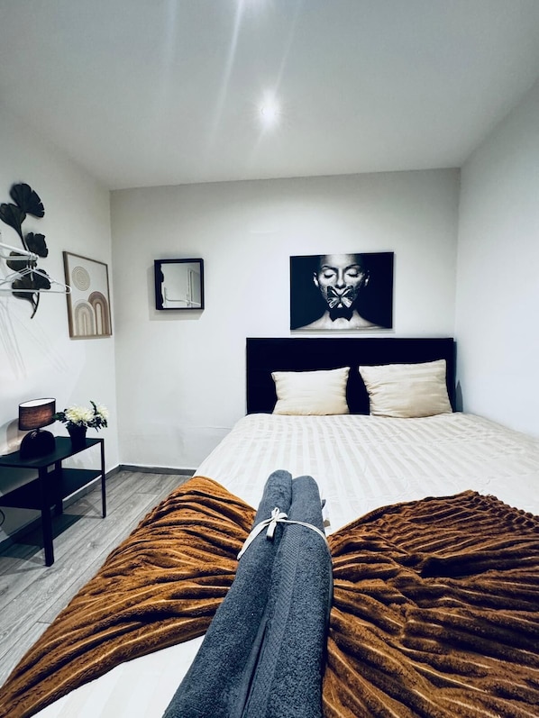 Eenvoudig appartement | Een strijkplank/strijkijzer