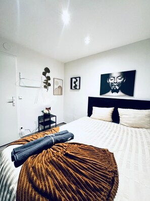 Eenvoudig appartement | Een strijkplank/strijkijzer