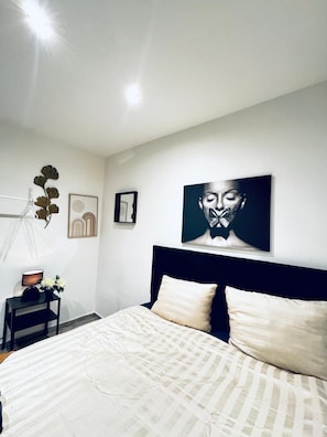 Eenvoudig appartement | Een strijkplank/strijkijzer