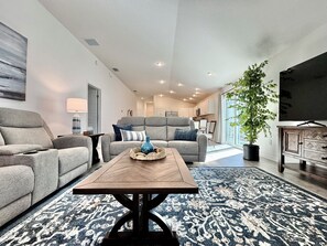 Smart TV - Living on the Edge - 2/2 Dog Friendly in The Village of  Waters Edge w/ 4-Seat Golf Cart (Waters Edge, The Villages)