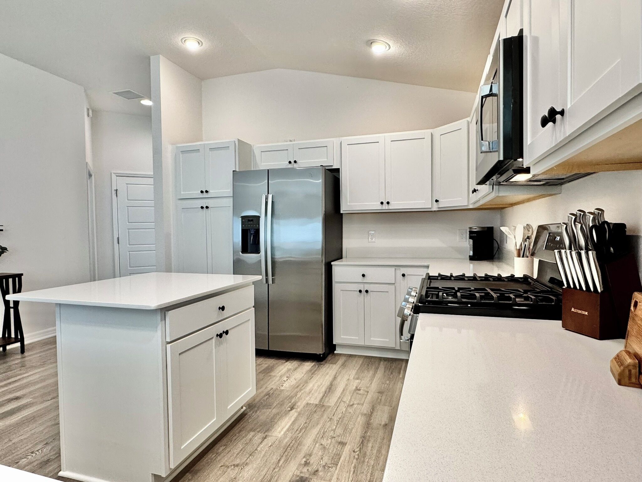 Jääkaappi, mikroaaltouuni, uuni, liesi