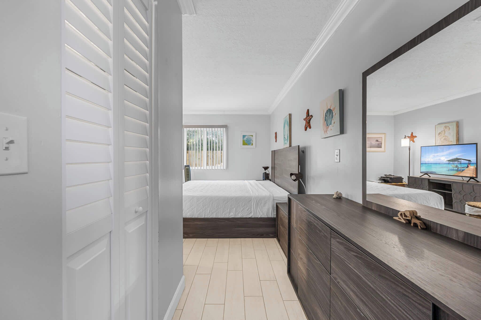 Een strijkplank/strijkijzer, reisbedje, wifi, beddengoed