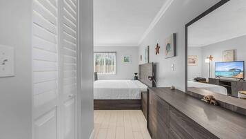 Een strijkplank/strijkijzer, reisbedje, wifi, beddengoed