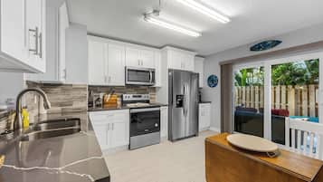 Een koelkast, een microgolfoven, een oven, een kookplaat