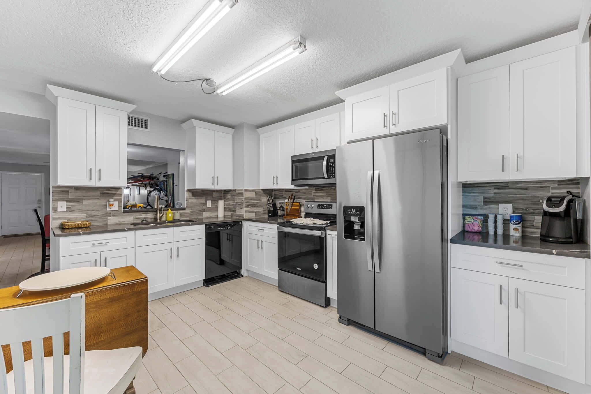 Kjøleskap, mikrobølgeovn, ovn og kokeplater