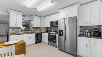 Een koelkast, een microgolfoven, een oven, een kookplaat