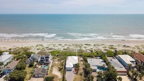 On the beach - Beachfront Haven – Steps from Downtown & the Sand (Cocoa Beach)