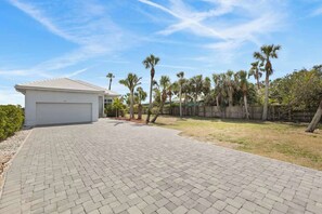Property grounds - Beachfront Haven – Steps from Downtown & the Sand (Cocoa Beach)