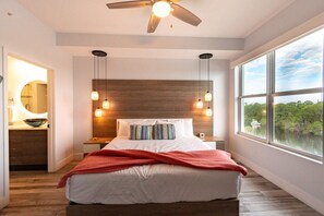 3 Schlafzimmer, Schreibtisch, Bügeleisen/Bügelbrett, Reisekinderbett