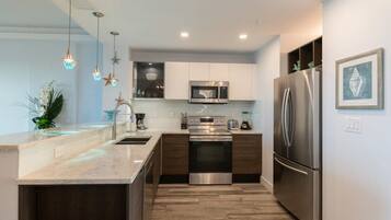 KĂŒhlschrank, Mikrowelle, Ofen, Herdplatte