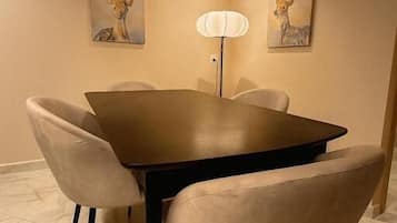 Familie suite, uitzicht op heuvels | Woonruimte | Een 59-inch smart-tv met kabelzenders