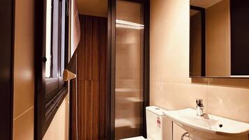 Family Suite, Hill View | Bathroom