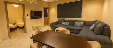 Suíte família, vista para a colina | Área de estar | Smart TV 59 polegadas com canais a cabo