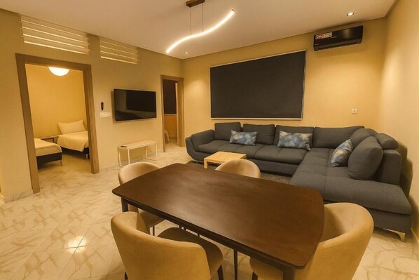 Family Suite, Hill View | Living area