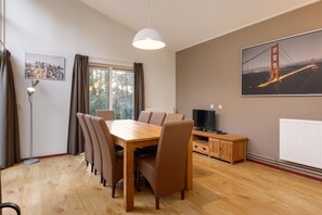 Dining - Beautiful bungalow at the Kootwijkerzand. (Kootwijk)