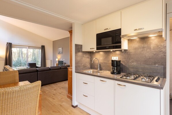 Microwave, dishwasher, coffee/tea maker, dining tables - Beautiful bungalow at the Kootwijkerzand. (Kootwijk)