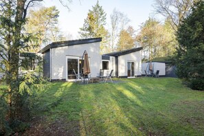 Terrace/patio - Beautiful bungalow at the Kootwijkerzand. (Kootwijk)