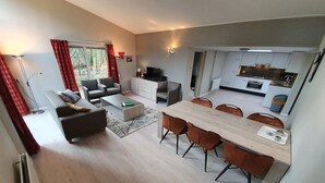 Un apartamento moderno con sala de estar, comedor y cocina.