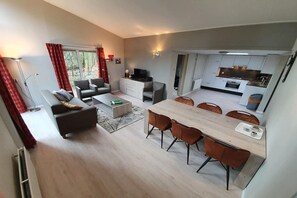 Smart TV, DVD player - 6-Person Comfort Bungalow with Sauna. (Kootwijk)