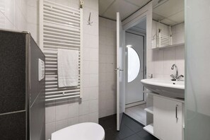 Shower - 6-Person Comfort Bungalow with Sauna. (Kootwijk)