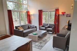 Smart TV, DVD player - 6-Person Comfort Bungalow with Sauna. (Kootwijk)