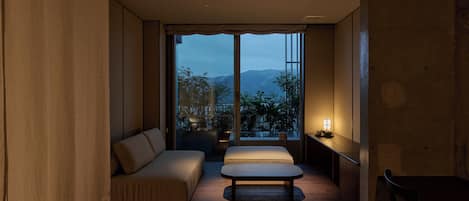 Luxury Twin Room, Balcony, Mountain View | Living area