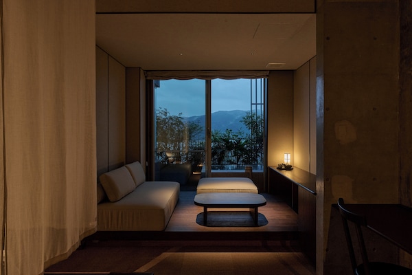 Luxury Twin Room, Balcony, Mountain View | Living area