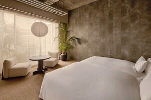 Deluxe Twin Room, Non Smoking, Private Bathroom | Living area