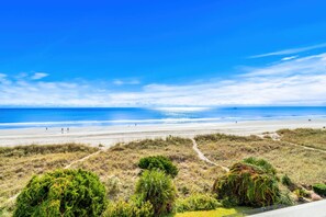 On the beach - 10% off 3-7 nights thru August. 2BR/2BA OF condo. Beautiful views!! Outdoor pool (North Myrtle Beach)