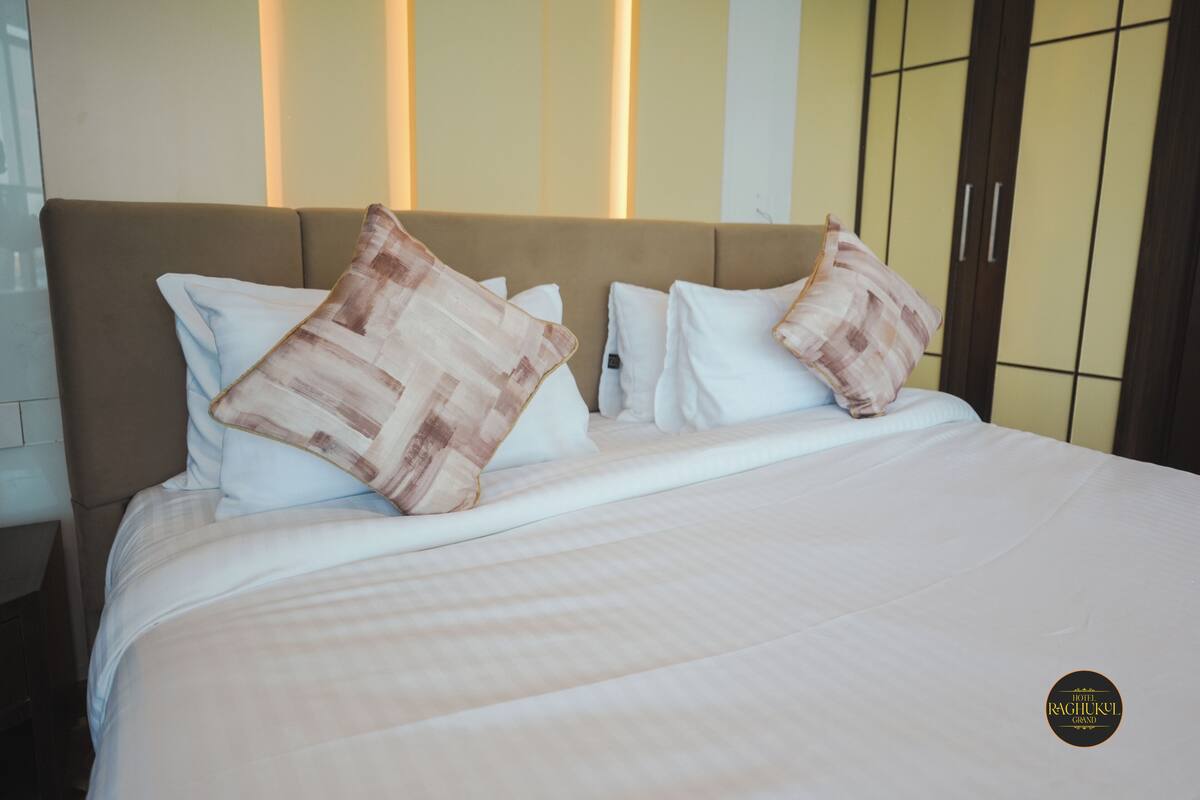 尊荣单人房 | 办公桌、隔音、免费 WiFi