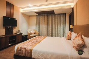 高级双人房 | 办公桌、隔音、免费 WiFi