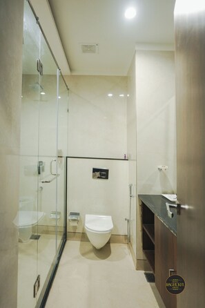 Quarto solteiro superior | Banheiro | Chuveiro, produtos de toalete grátis, sabonete 