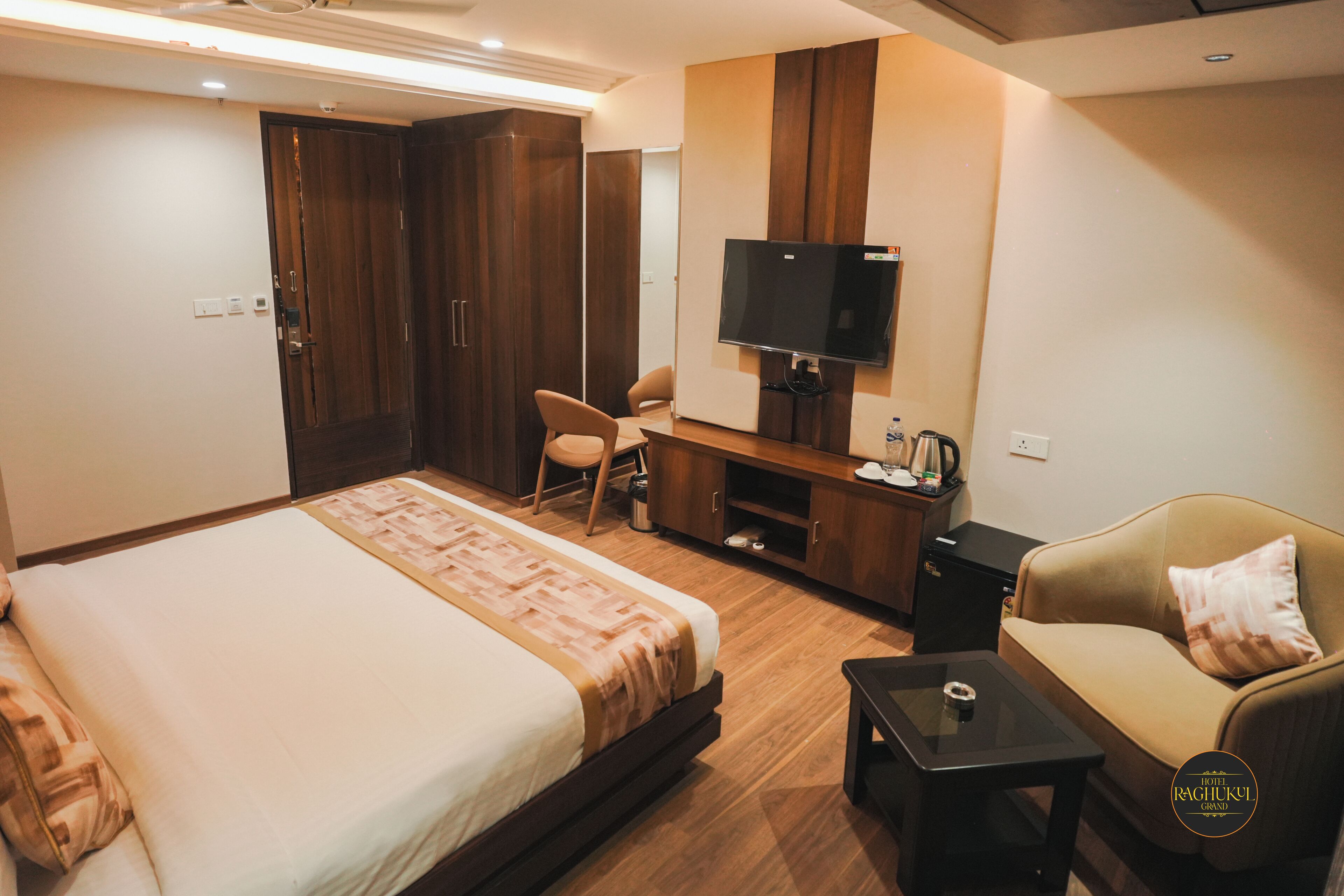 Työpöytä, äänieristys, ilmainen Wi-Fi