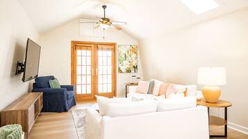 Een smart-tv, videogames en een kantoor