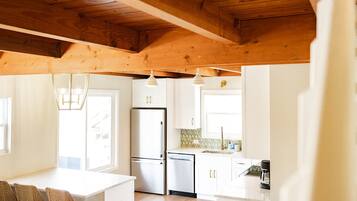 Een koelkast, een magnetron, een oven, een kookplaat