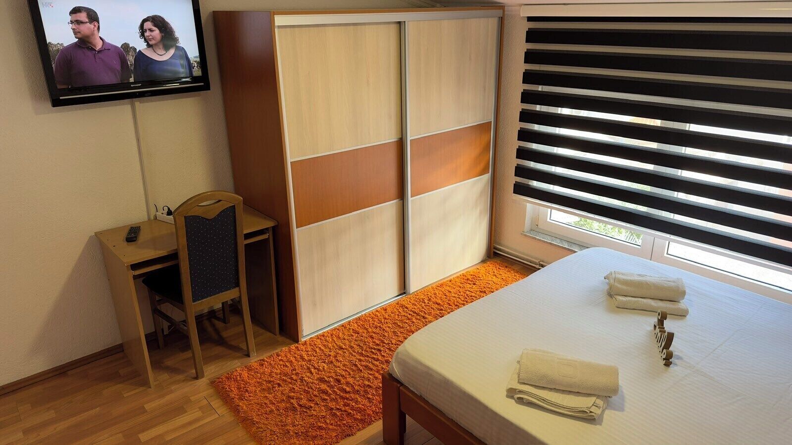 Desk, laptop workspace, soundproofing, free WiFi