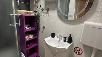 Articles de toilette gratuits, sĂšche-cheveux, serviettes fournies, savon