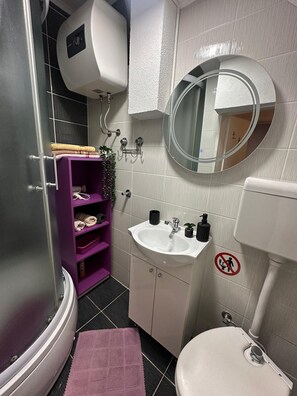 Articles de toilette gratuits, sèche-cheveux, serviettes fournies, savon