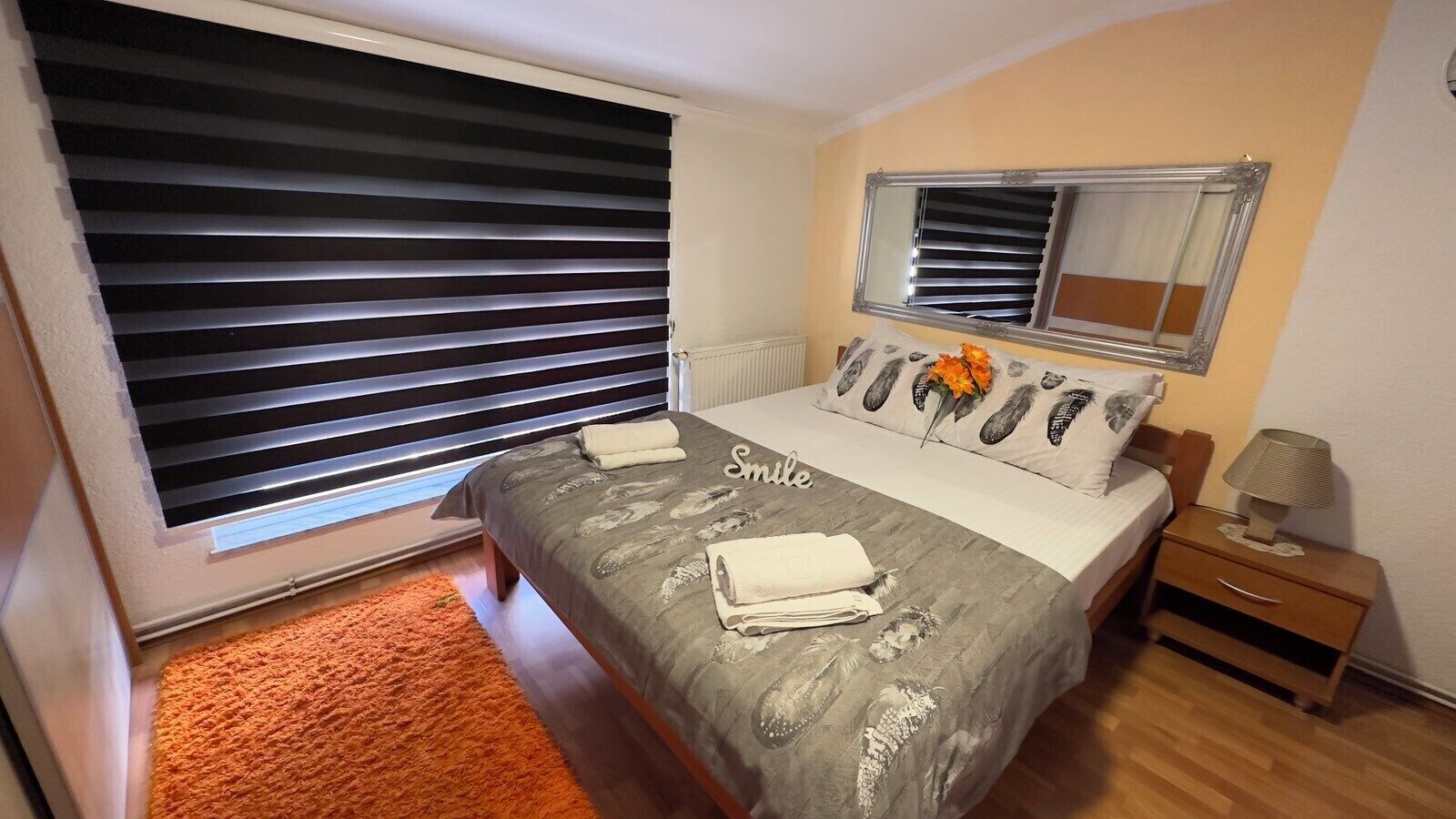 Desk, laptop workspace, soundproofing, free WiFi