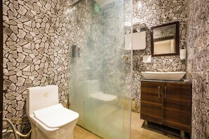 Vila superior, vista para o jardim | Banheiro | Chuveiro, produtos de toalete grátis, toalhas de banho, sabonete